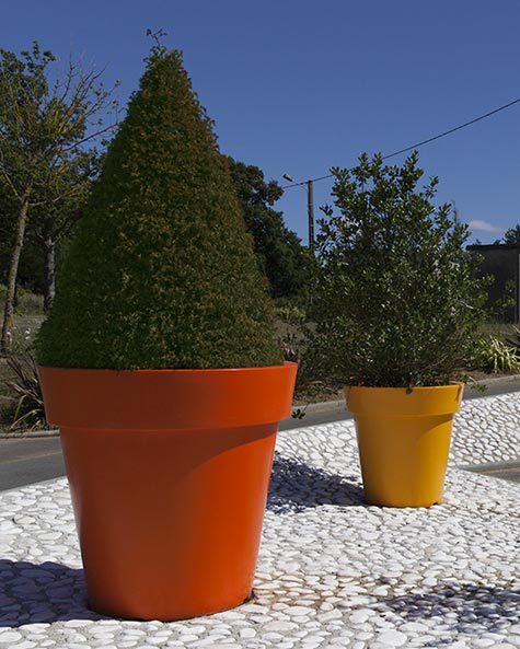 Pot de fleur demi contour arbre fleurissement extérieur espace public