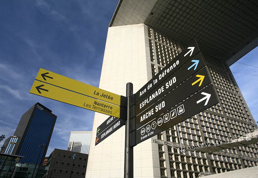 Signalétique sur-mesure de la défense à Paris