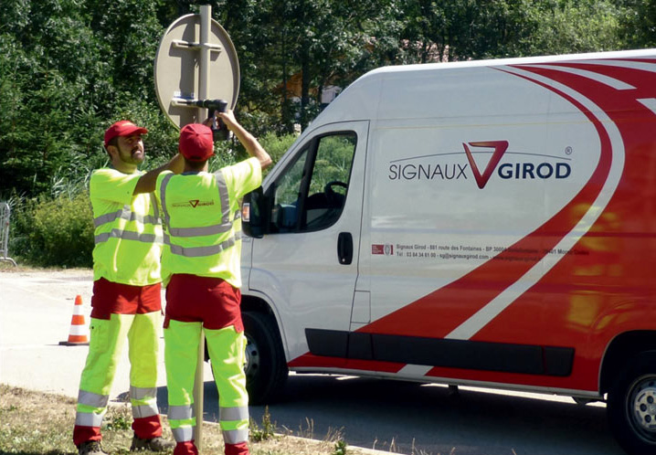 Pose d'un panneau de signalisation