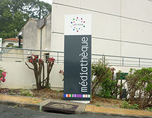 Signalétique Ecole : Le totem, élément visuel fort - Aménager votre école signaux signaux girod